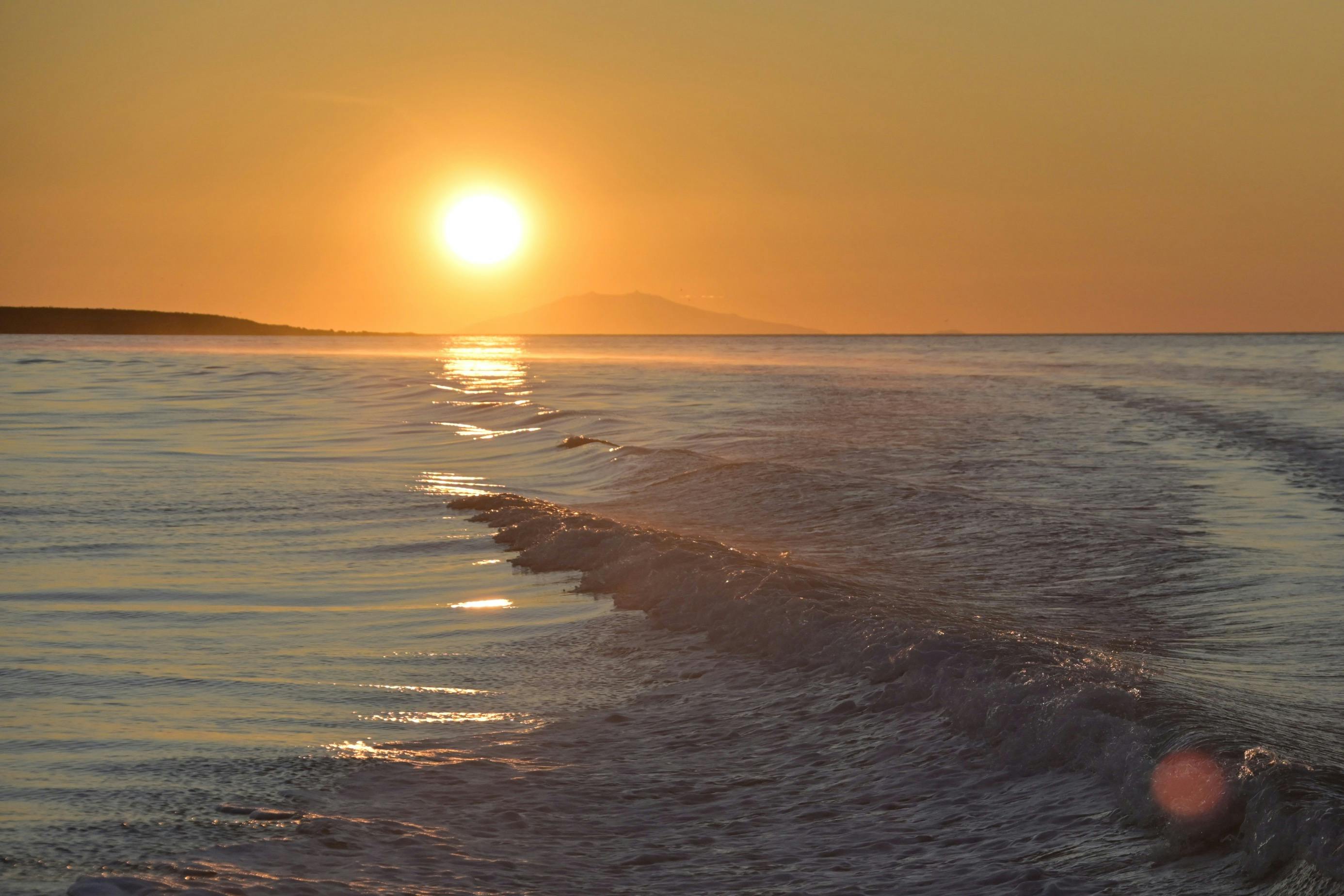 Ein wunderschöner Sonnenuntergang, der in der Nähe der Papageientaucherinseln auf unseren Schlauchbooten eingefangen wurde.
