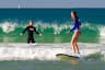 Surfen im warmen, flachen Wasser bei Noosa