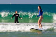 Surfen in warm ondiep water bij Noosa