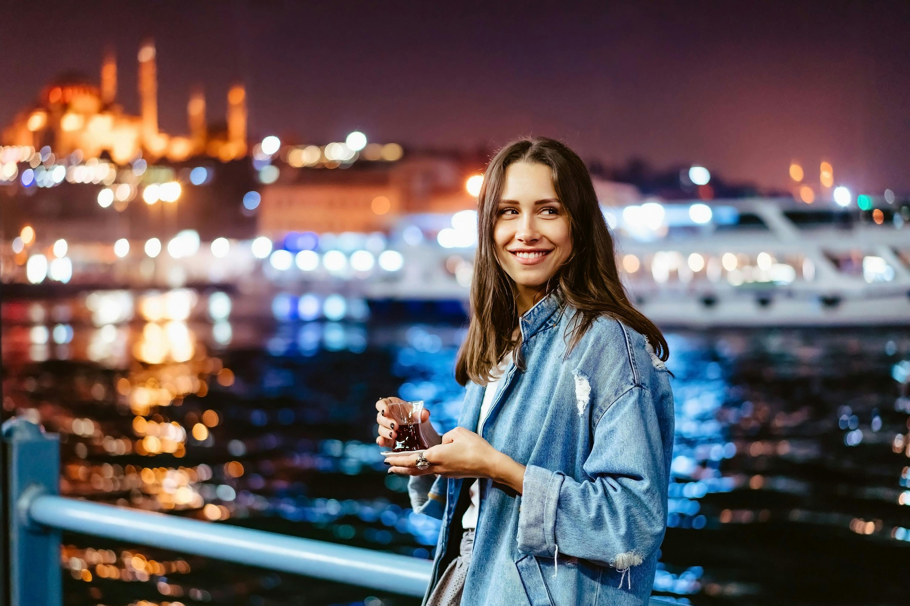 Γυναίκα πίνει τούρκικο τσάι