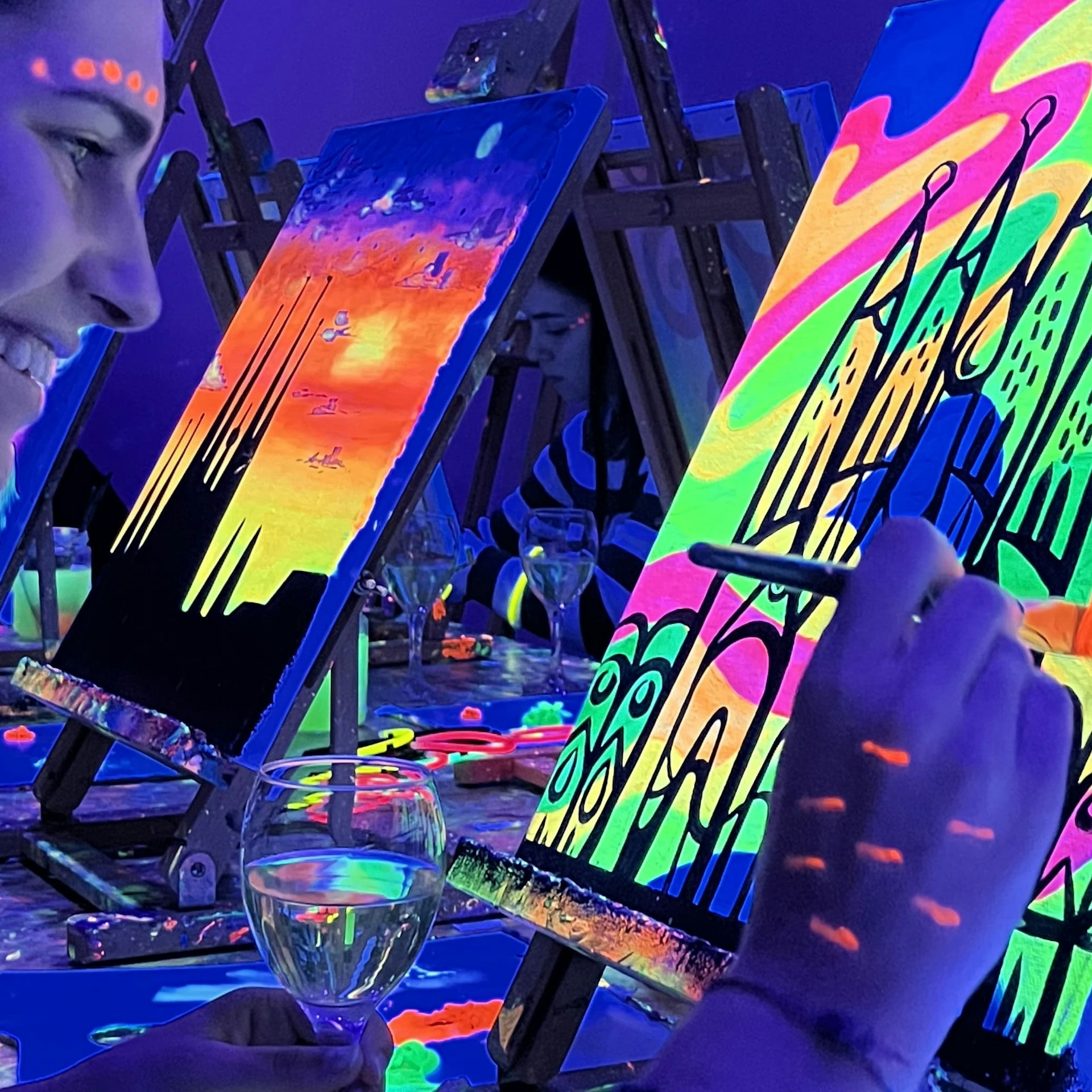 Barcelona: Wine Gogh Glow Academy Paint & Wine Workshop