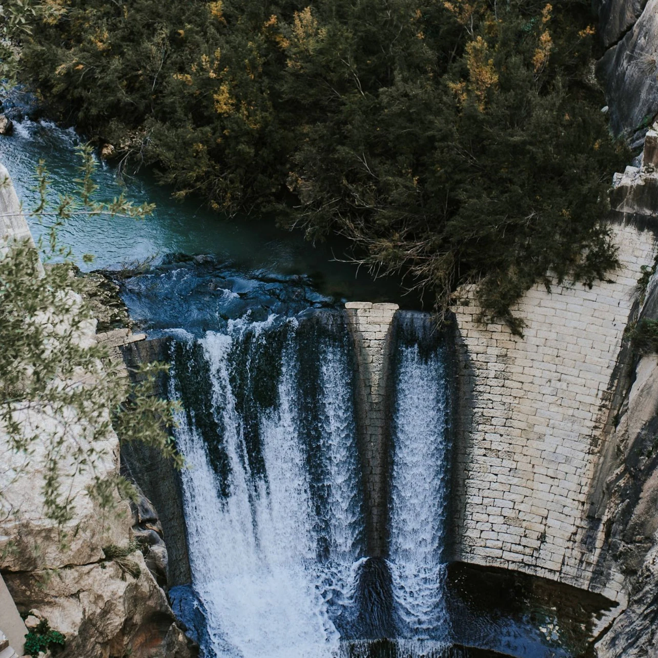 Caminito del Rey: Guided Tour in Italian + One-Way Shuttle Bus from El Chorro