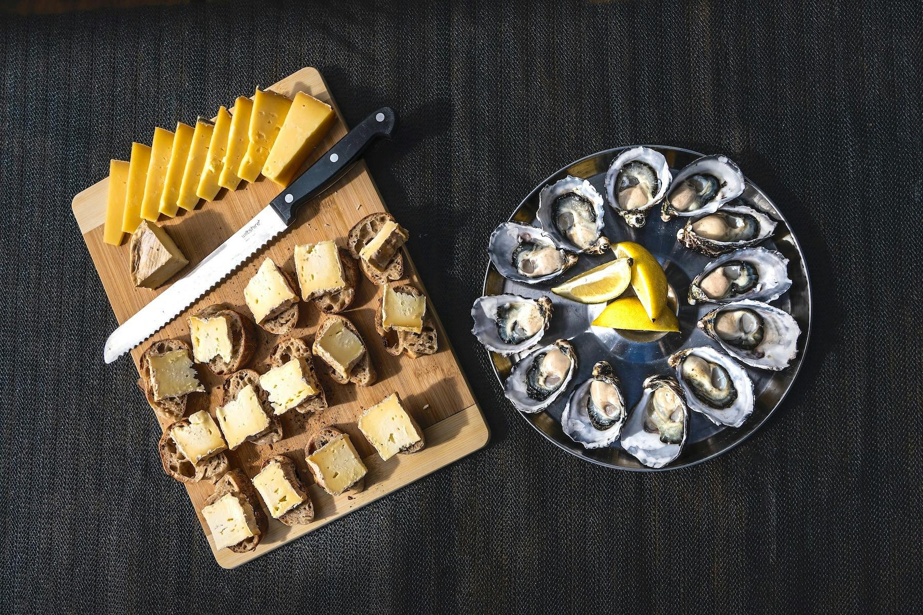 Dégustez des huîtres fraîchement écaillées et des fromages de l'île Bruny, servis sous forme de pique-nique pour le thé du matin.