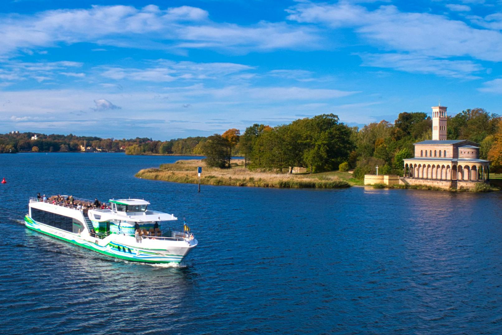 MS &#34;Schwielowsee&#34; davant de la Heilandskirche Sacrow