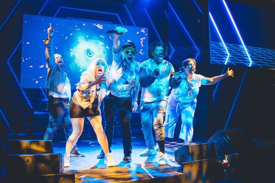 Obsazení Boom Chicago se nemůže dočkat metaverzu v této úspěšné komediální show!