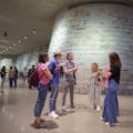Gruppe in den Fundamenten des mittelalterlichen Louvre mit ihrem Guide