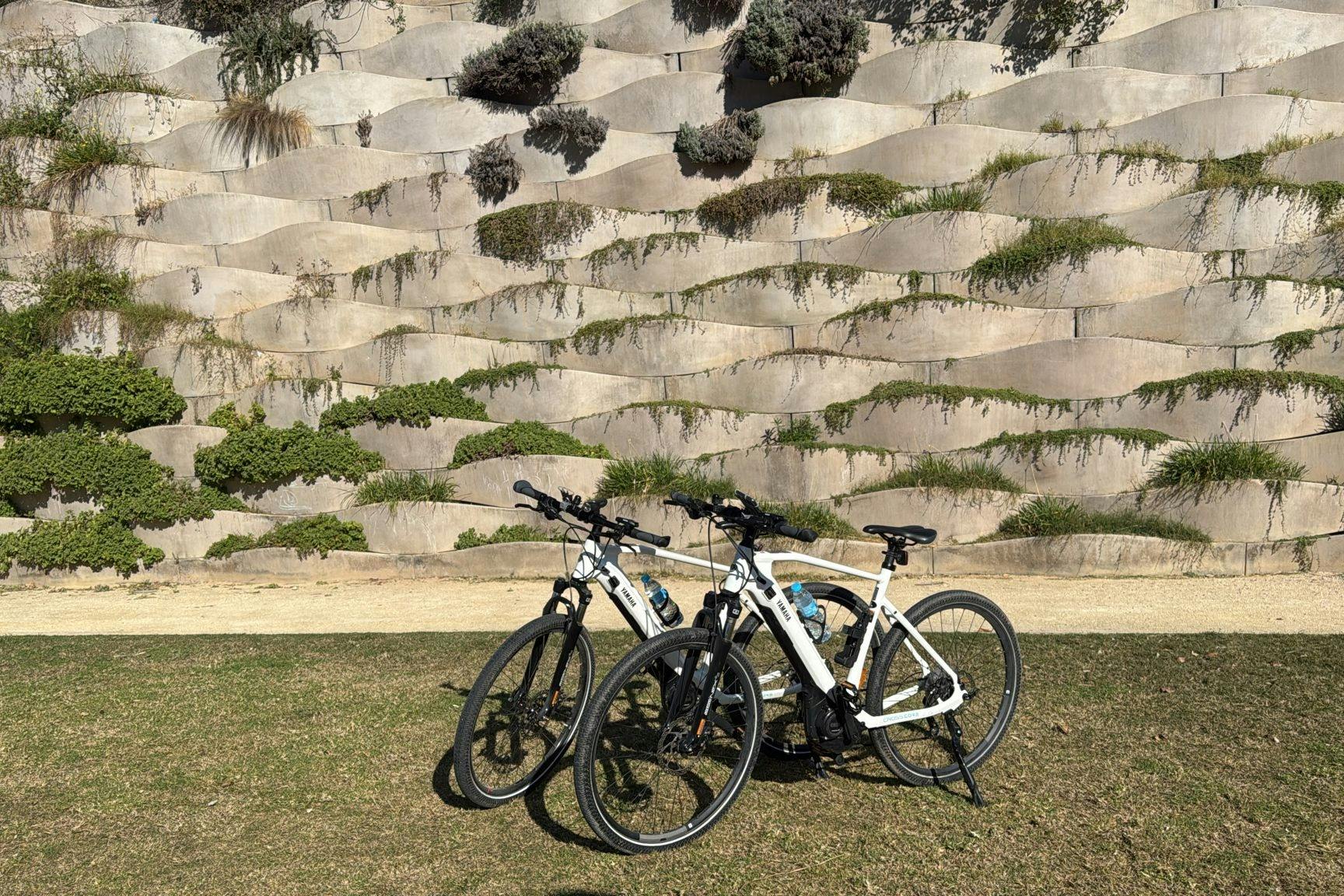 Ανακαλύψτε τη Βαλένθια με ένα ηλεκτρονικό ποδήλατο Yamaha. Αυτά τα ποδήλατα είναι ιδανικά για μεγάλες διαδρομές χάρη στην υψηλή αυτονομία των 120 χιλιομέτρων.