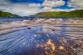 Spiegeling van wolken op Loch Ness