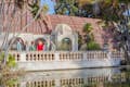 Bâtiment botanique et étang de nénuphars au parc Balboa avec San Diego Walks