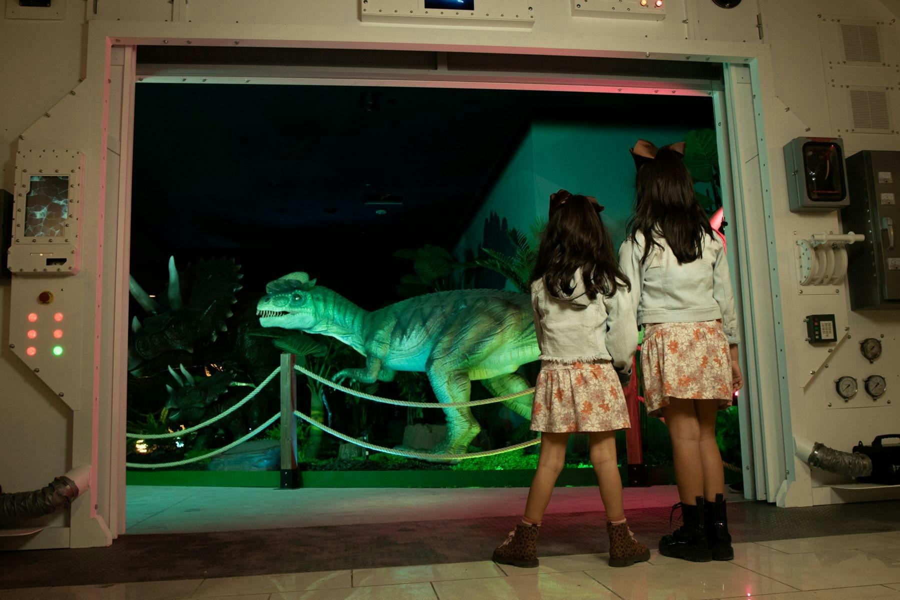 Kinderen op doorreis door Tijdmachine