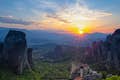 Meteora: Penhascos majestosos, mosteiros antigos, beleza atemporal.