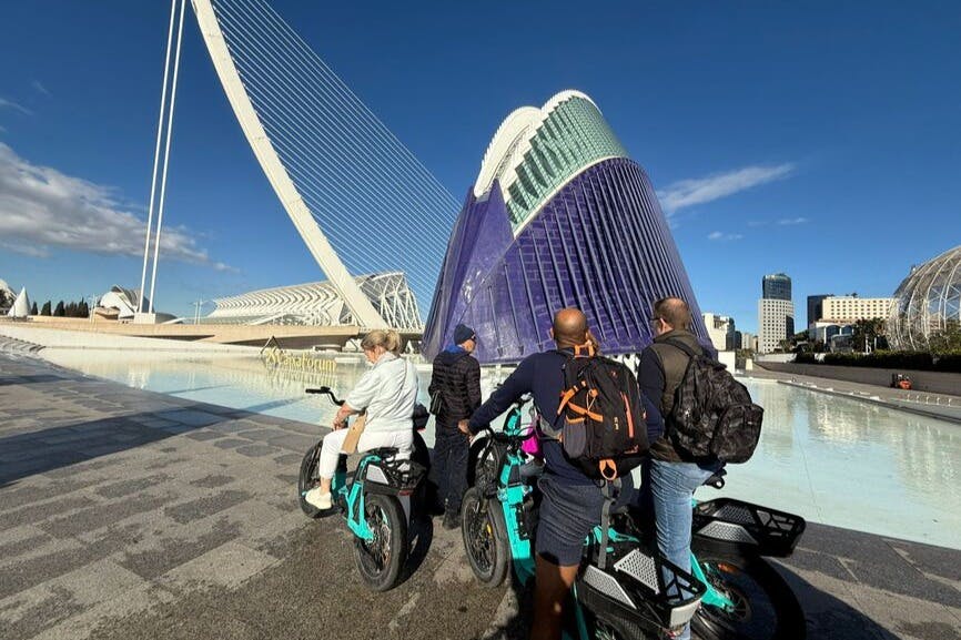 Ανακαλύψτε τη Βαλένθια με ένα πολυτελές ηλεκτρικό ποδήλατο με κινητήρα Yamaha. Κάντε πετάλι αβίαστα και απλά απολαύστε τη βόλτα με το ποδήλατο.