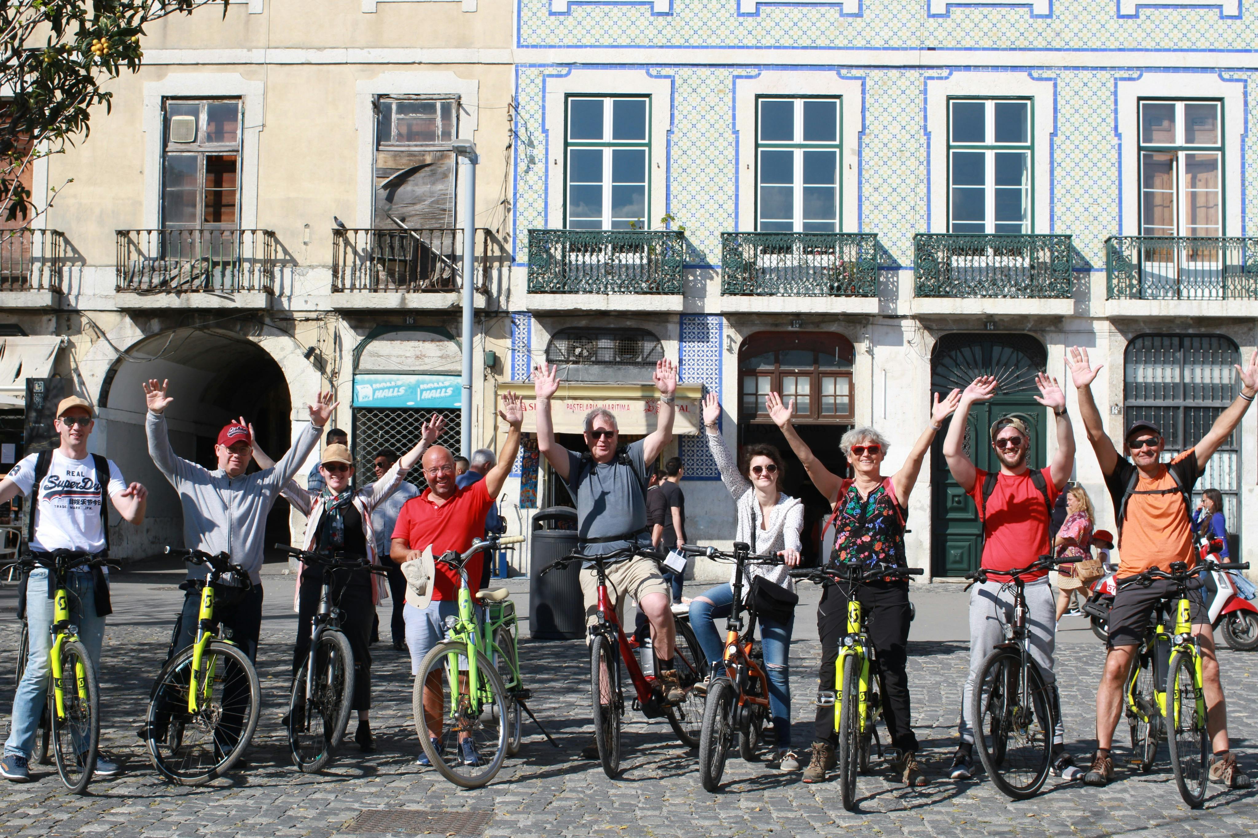 在开始他们的冒险之前，我们的导游之一与团队一起！