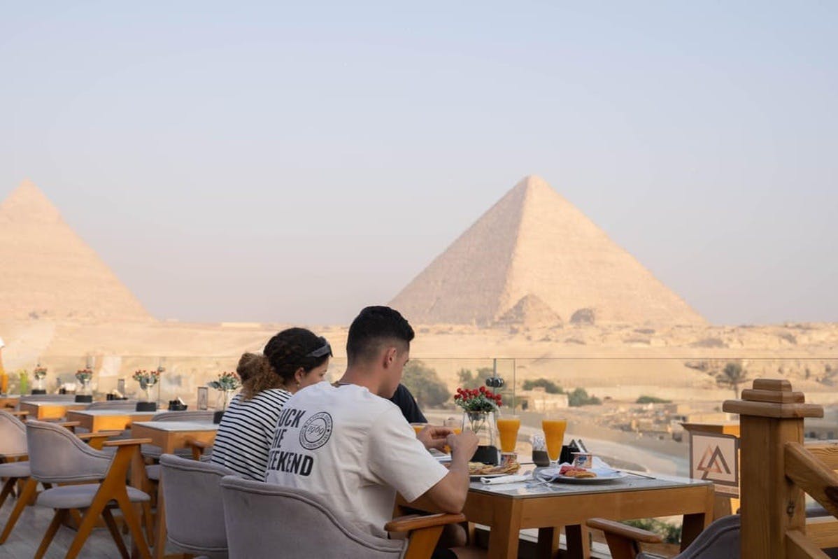 Δειπνήστε στο The Great Pyramid Inn με θέα στην Πυραμίδα, ένα νόστιμο γεύμα, το Sound and Light Show και τις μεταφορές στο ξενοδοχείο.