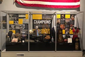 Die Ausstellung CHAMPIONS zeigt Meisterschaftssportler und Mannschaften aus verschiedenen Epochen und Sportarten.