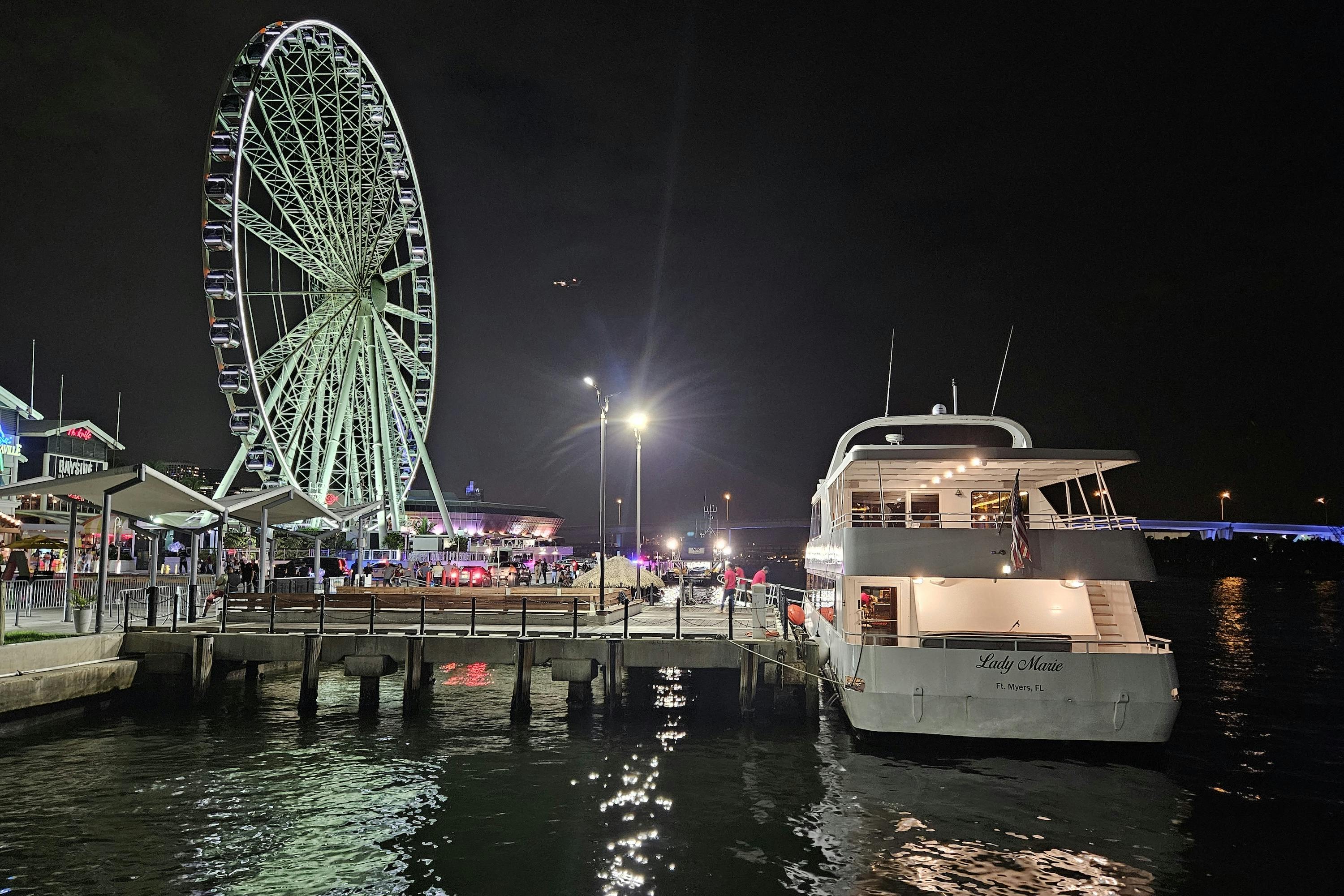 Das Boot liegt im Bayfront Park in der Nähe des Miami Skywheel