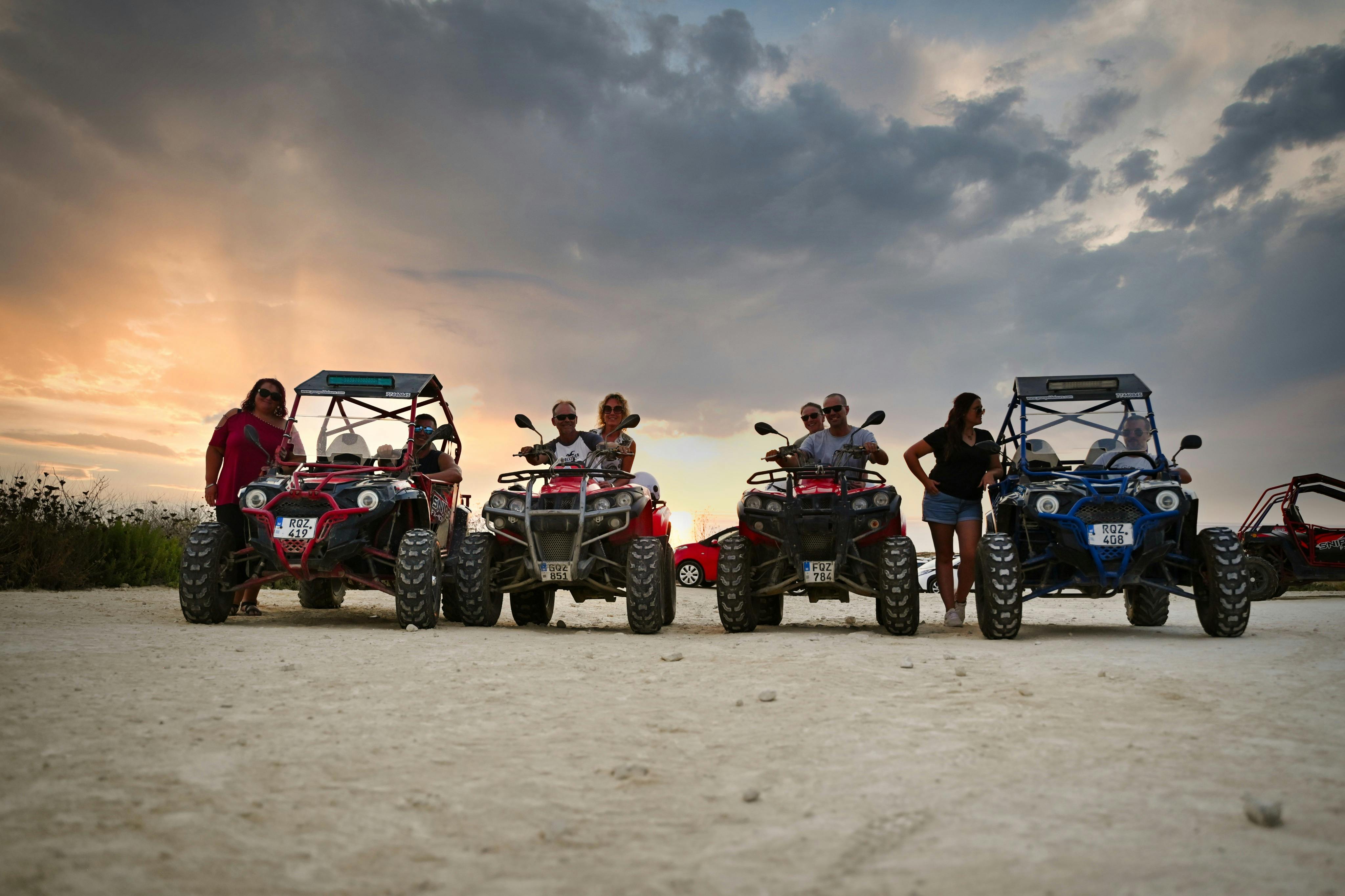 Quad en buggy's op een tocht bij zonsondergang