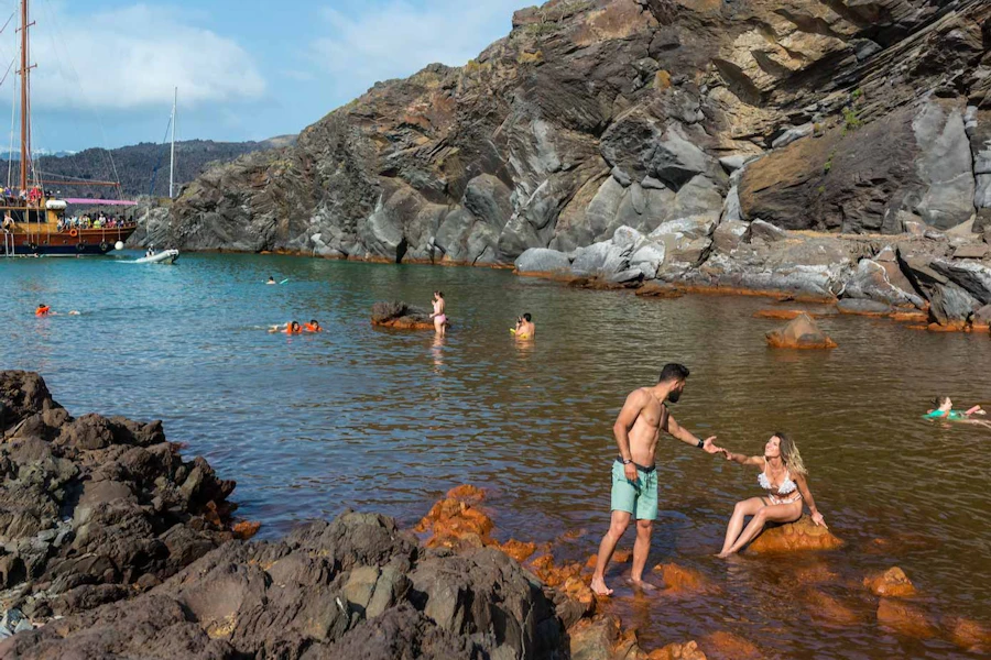 Escursione di un giorno al vulcano di Santorini e alle terme di Nea Kameni
