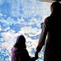 Aquarium van Parijs met moeder en dochter op de voorgrond van de foto