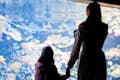 Pariser Aquarium mit Mutter und Tochter im Bildvordergrund