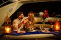 Romantisches Abendessen auf einer Luxusyacht Ehepaar stößt mit einem Glas Rotwein an