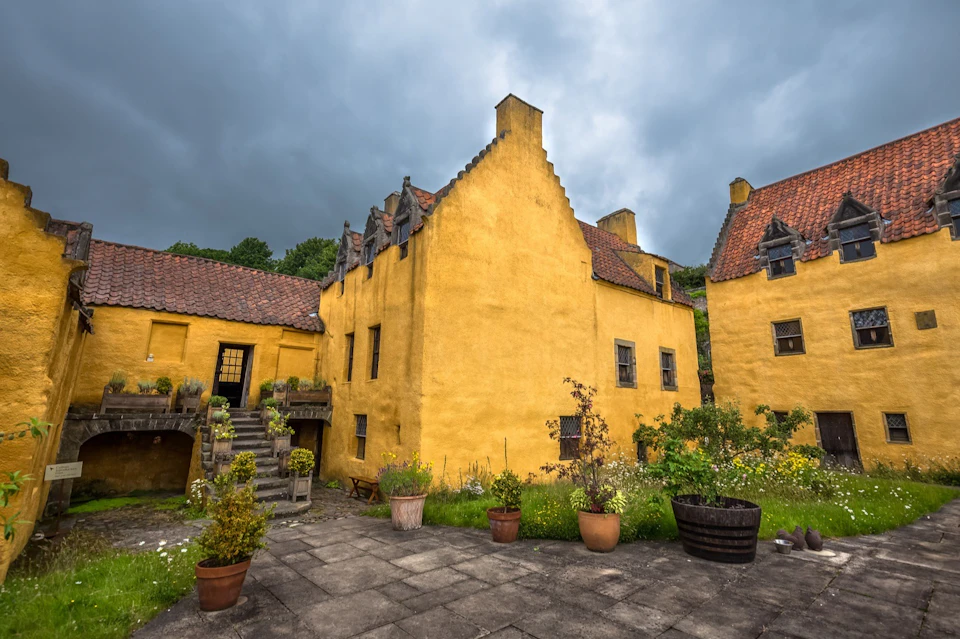 Culross is a lovely and well preserved village with its buildings from the 1600s. It's the village of Cranesmuir in Outlander