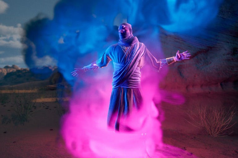 Una persona in vestaglia, avvolta da fumo rosa e blu, sta in piedi con le braccia aperte su uno sfondo surreale e colorato.