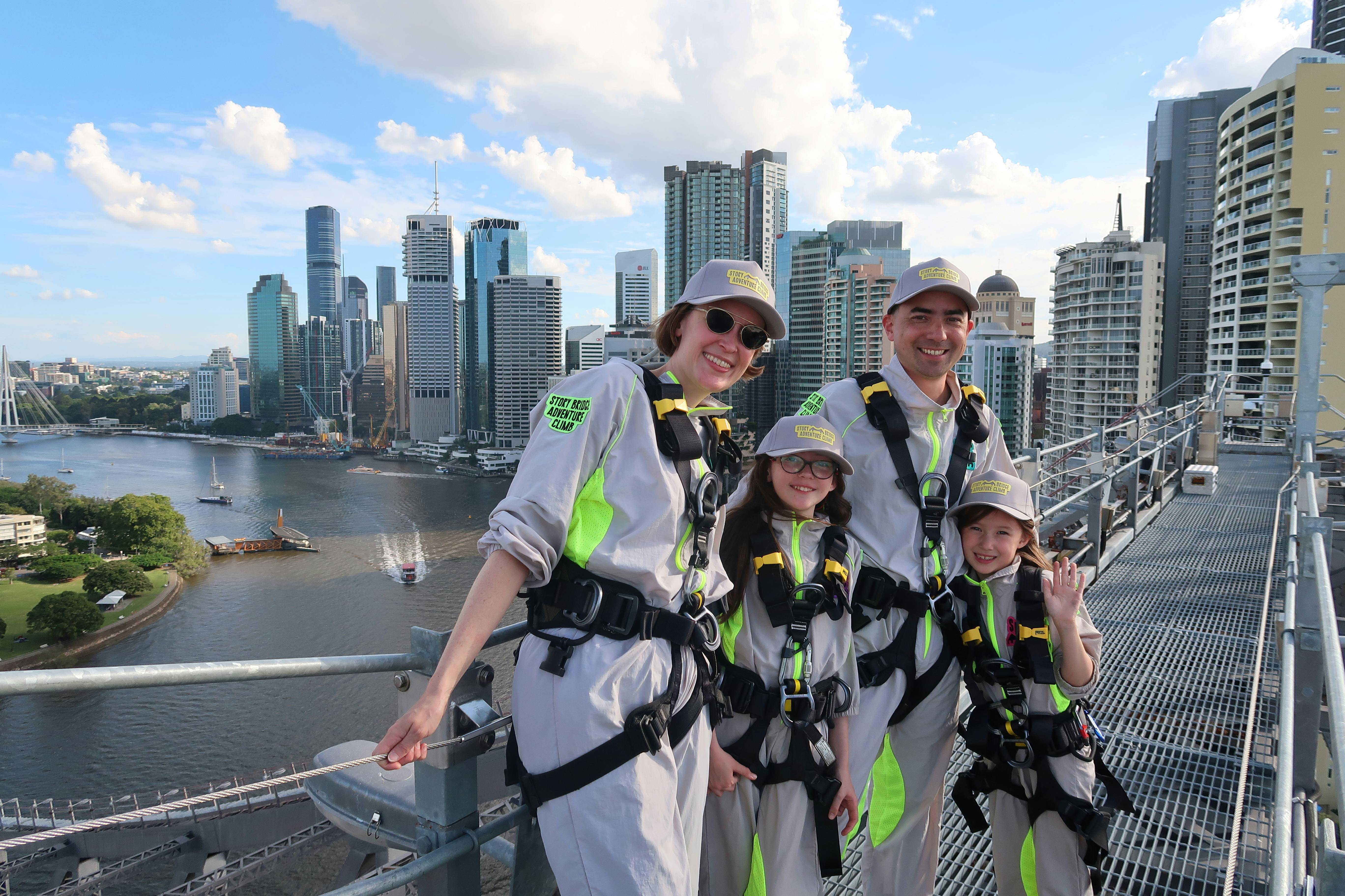 人们走在布里斯班的故事桥上，背景是城市天际线和布里斯班河。
