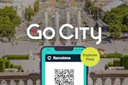Barcelona Explorer Pass sur un téléphone portable avec la ville de Barcelone en arrière-plan