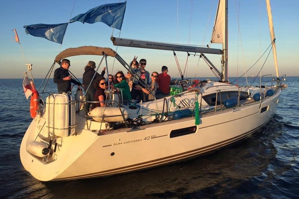 Un groupe de personnes sur un yacht moderne
