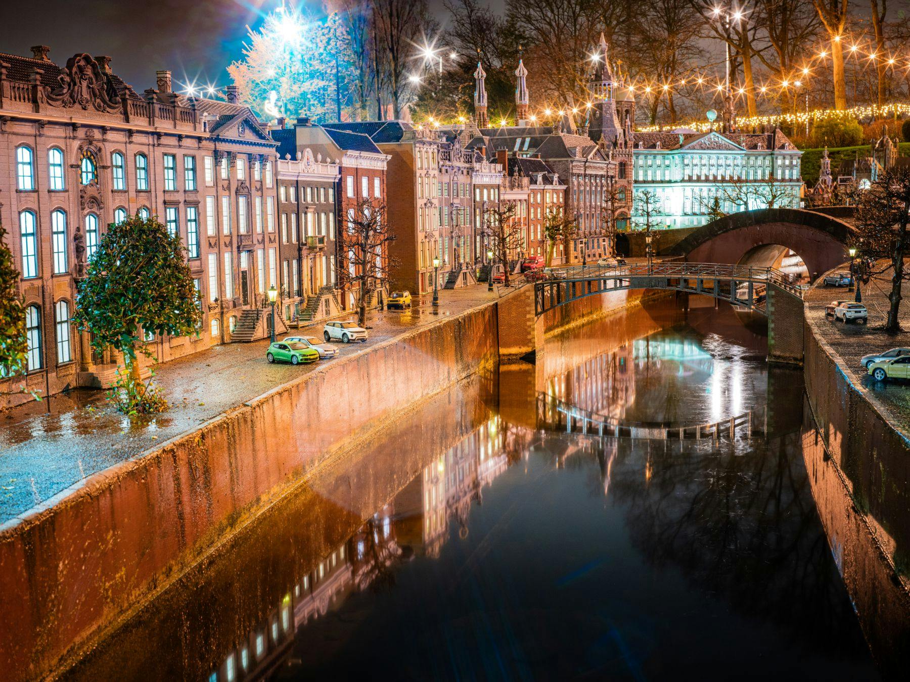 夜になると水面に反射するお祝いの灯りや橋、照明付きの建物が並ぶ運河。