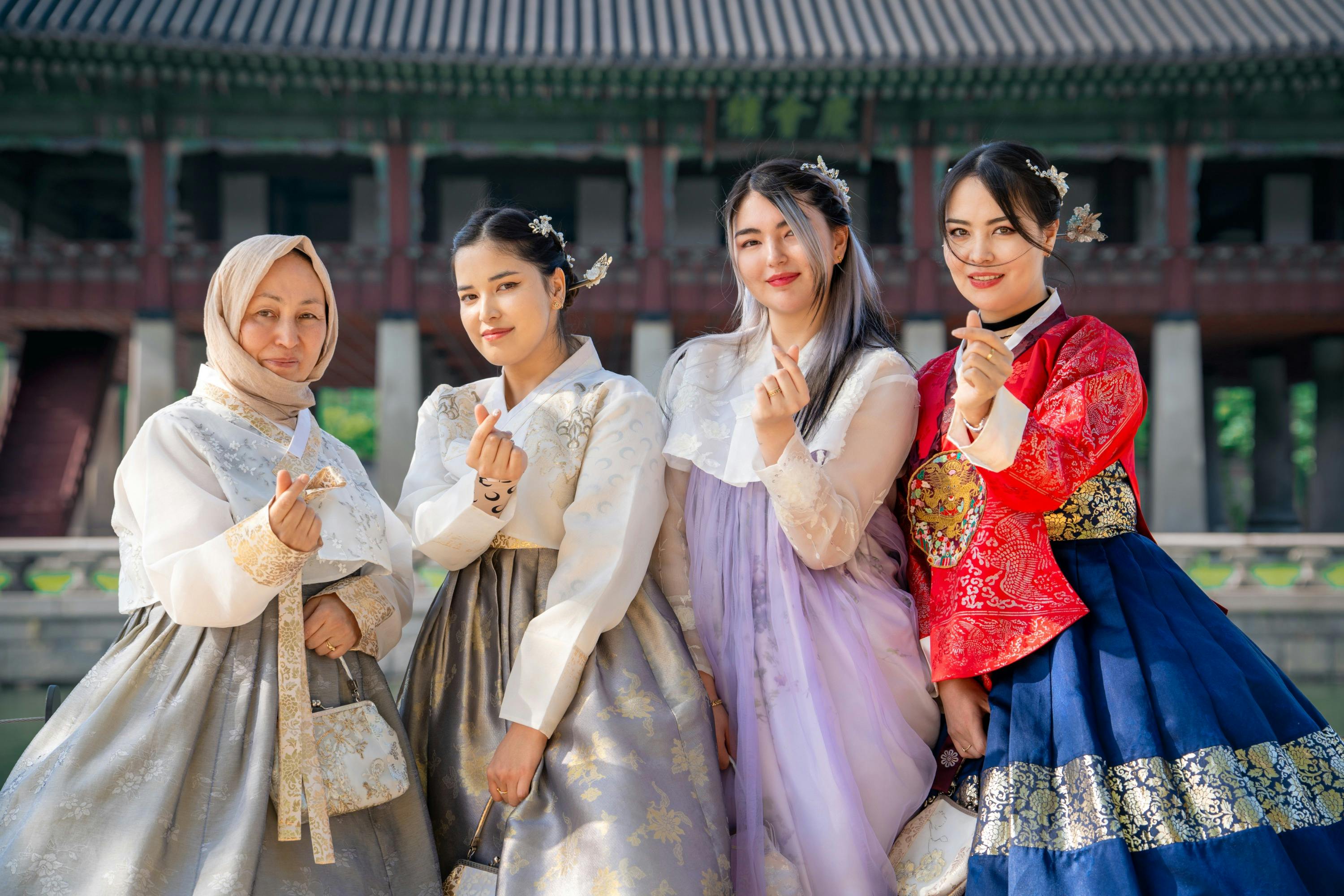 Daehan Hanbok: Gyeongbokgung Hanbok Rental & Photoshoot Experience - Photo 12