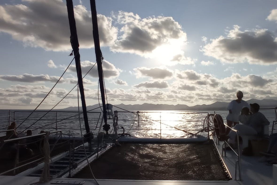 바다와 먼 산을 배경으로 석양을 감상할 수 있는 요트 데크.