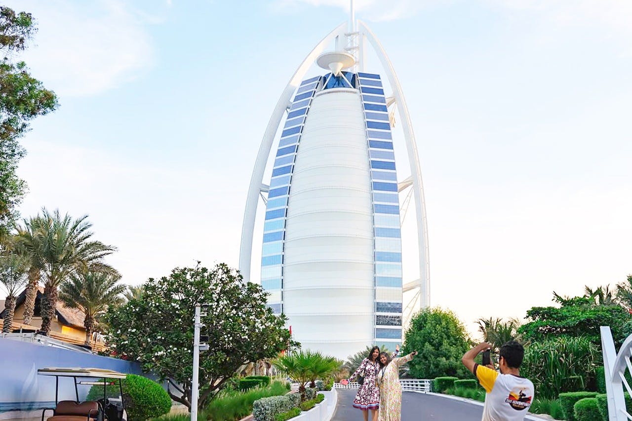 Eleva els teus records amb l'icònic Burj Al Arab com a teló de fons. 📸✨ #BurjAlArabViews #MemoriesInLuxury