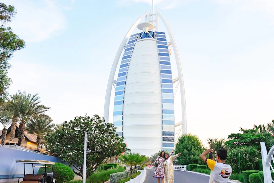 Elevate your memories with the iconic Burj Al Arab as your backdrop. 📸✨ #BurjAlArabViews #MemoriesInLuxury
