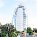 Élevez vos souvenirs avec l'emblématique Burj Al Arab en toile de fond. 📸✨ #BurjAlArabViews #MemoriesInLuxury