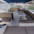 pont supérieur du yacht avec un espace confortable pour s'asseoir