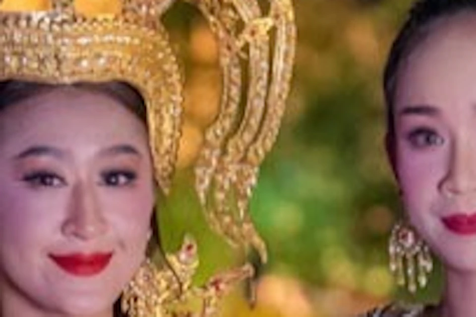Enjoy live musical performances by talented singers and be captivated by an enchanting traditional Thai dance show and Khon.