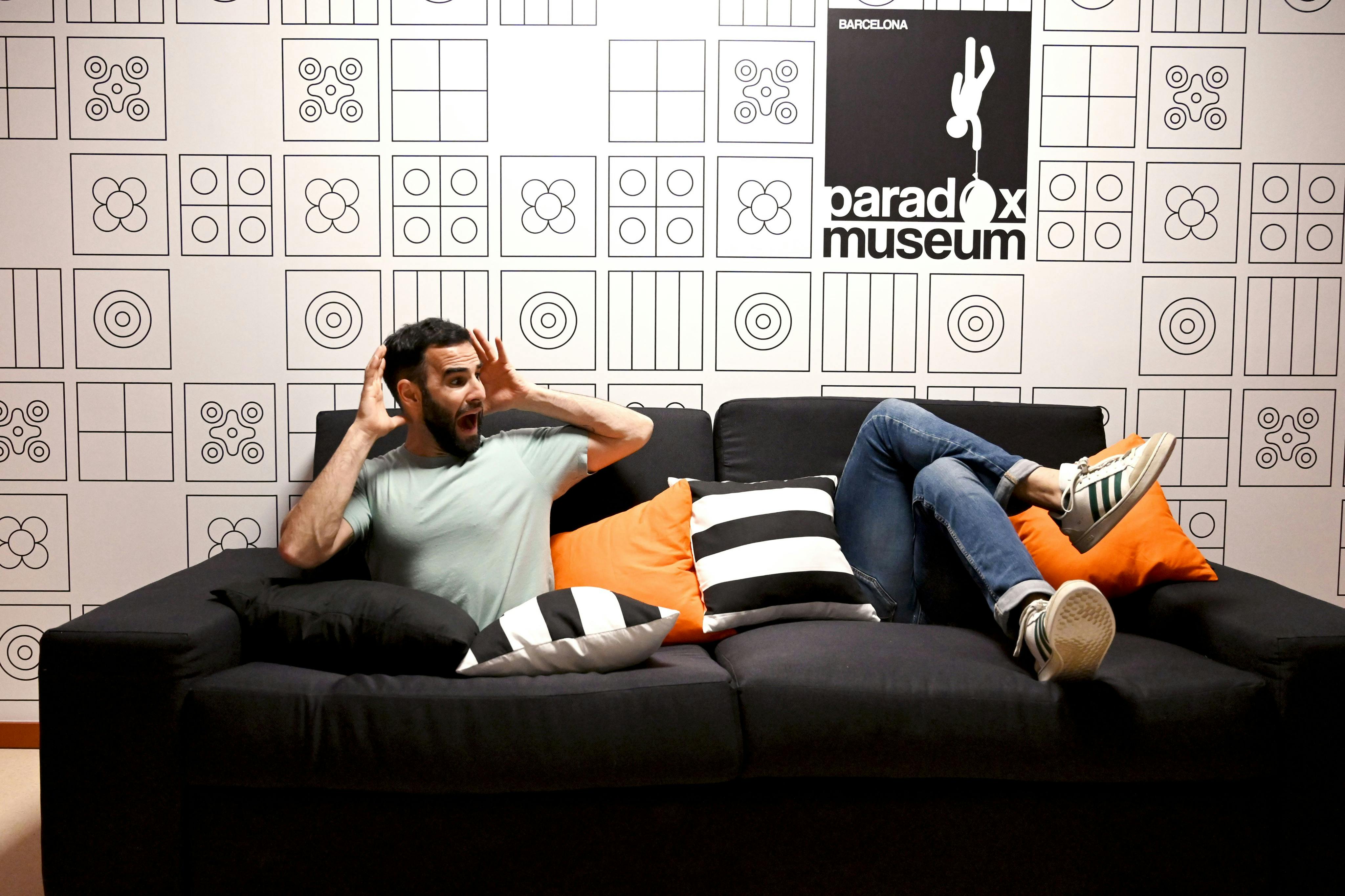 Bild eines zweigeteilten Mannes auf dem Sofa