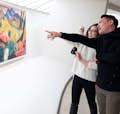 Un couple admirant des œuvres d'art à l'intérieur du Musée Guggenheim de New-York