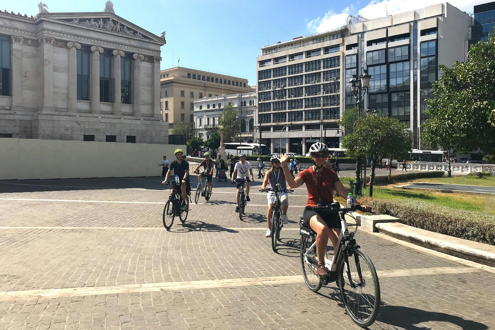 Skupina jezdců projíždějících aténskou trilogií