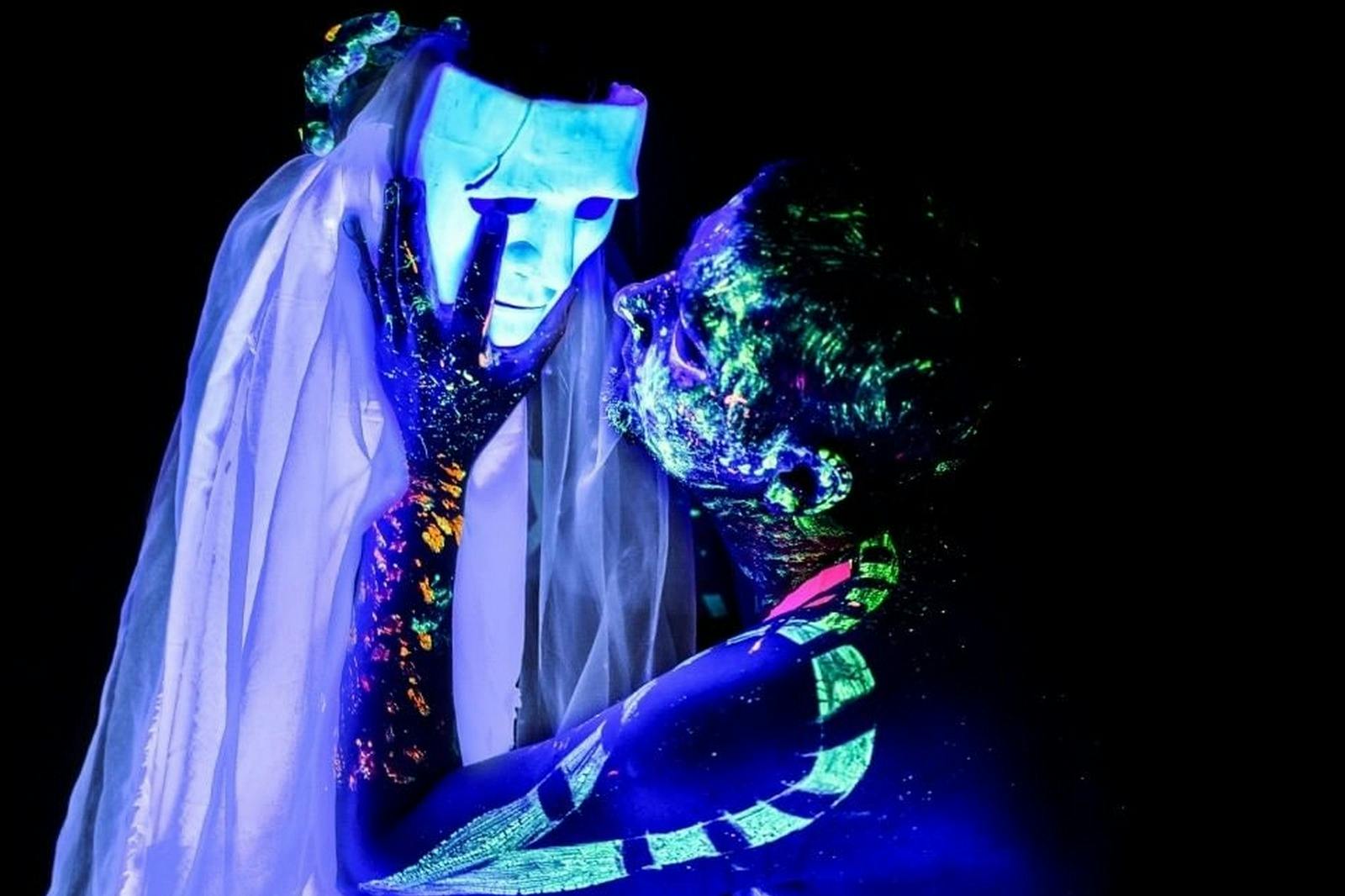 <City 64162>의 즐길 거리 #6: 블랙 라이트 시어터