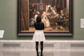 Dones mirant les Menines de Velázquez