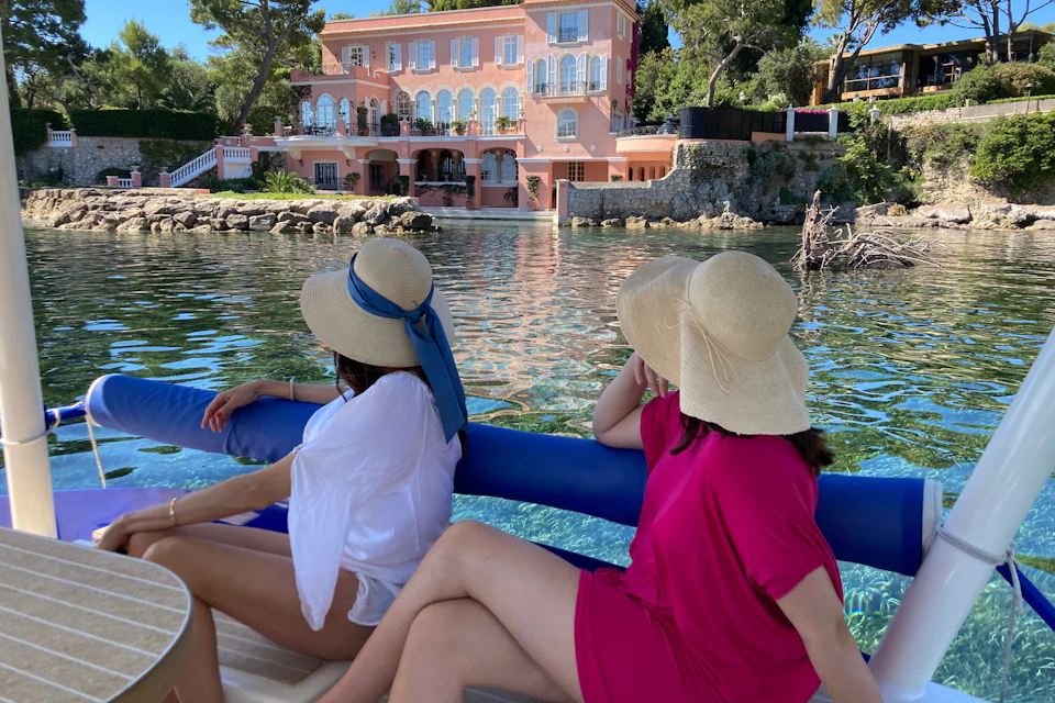 While passing in front of the villa of the British actor David Niven you may glide over the crystal clear waters.
