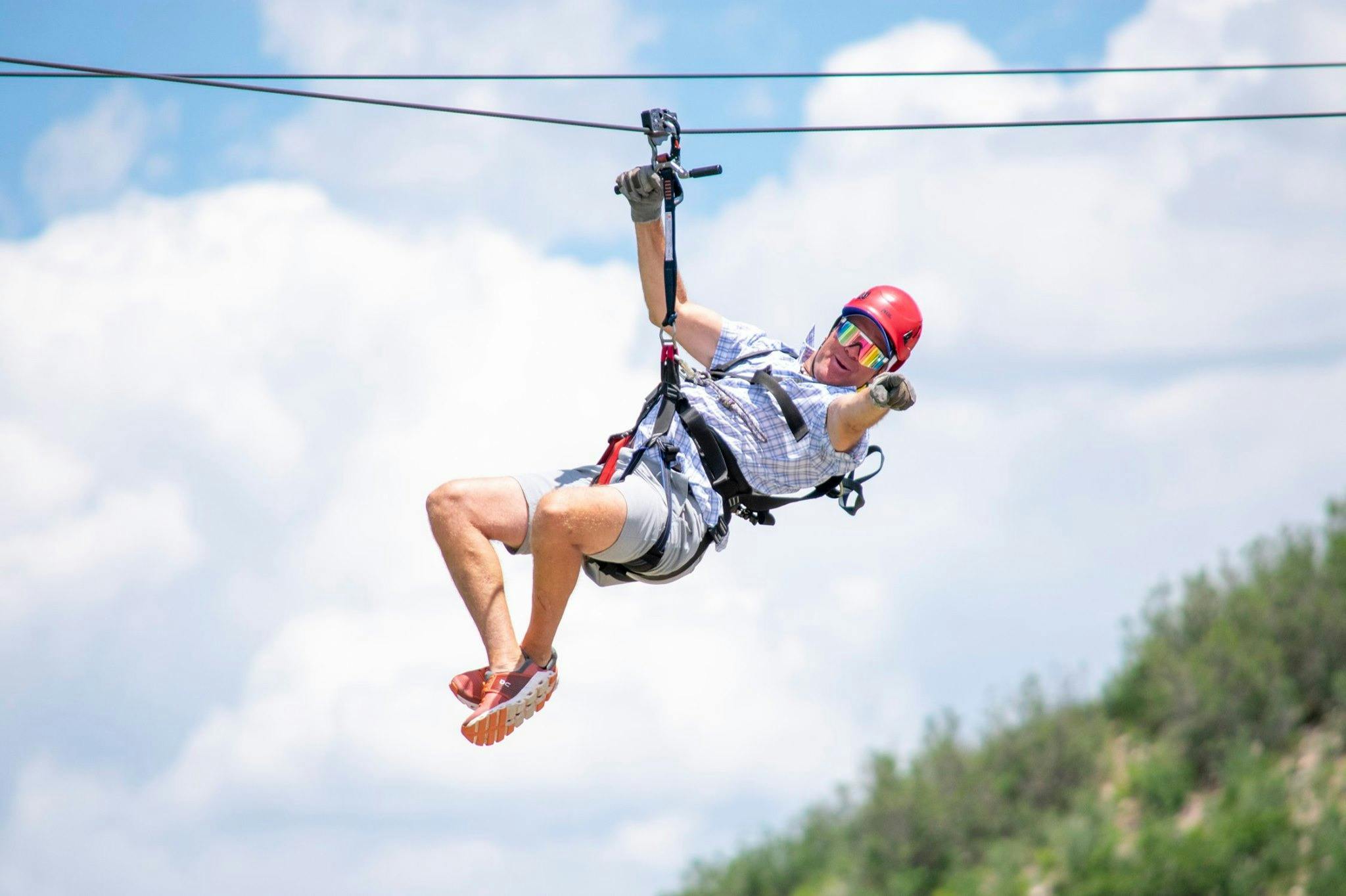 边缘高空滑索和探险