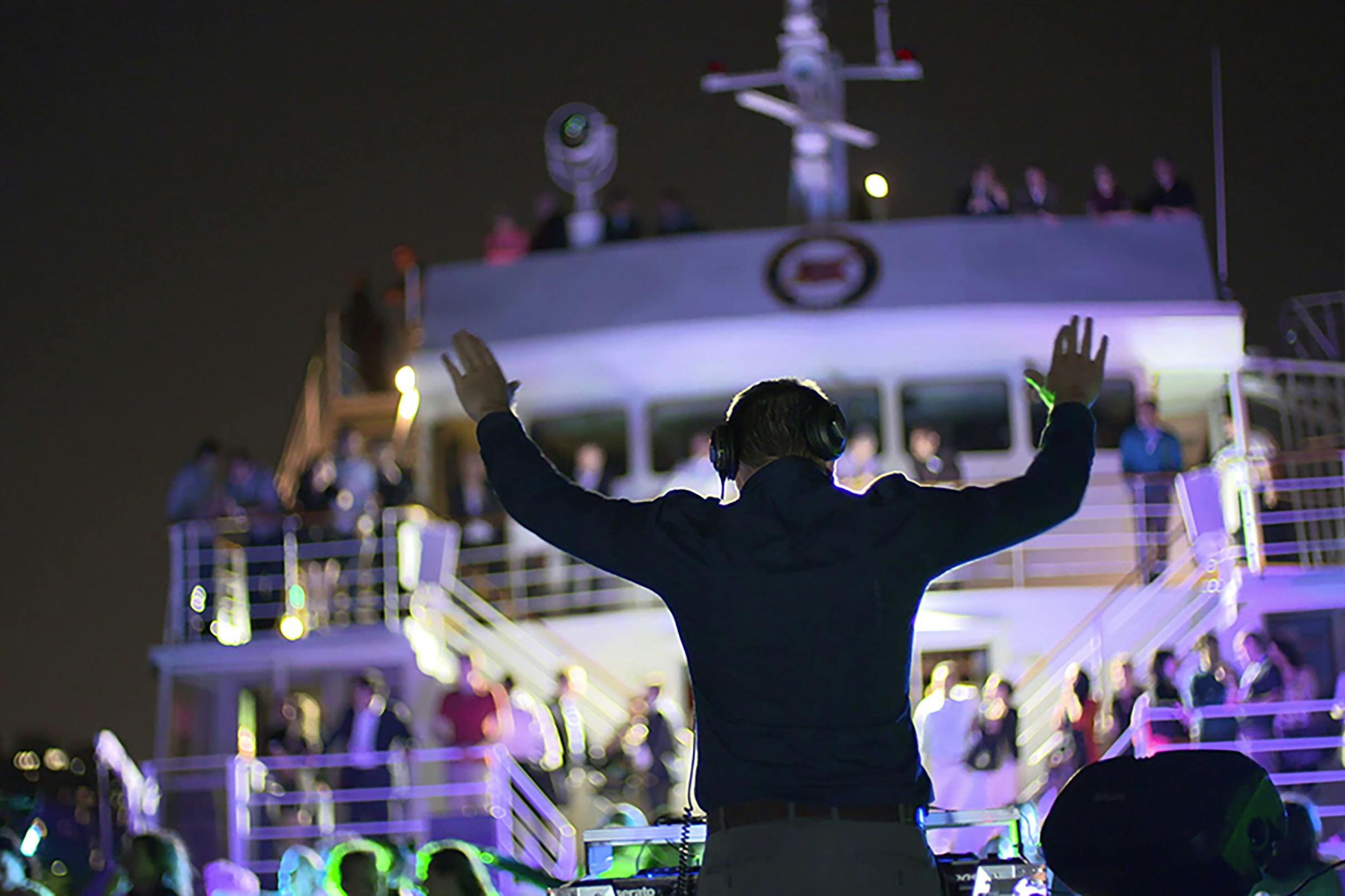Crucero guiado nocturno por el río en Montreal