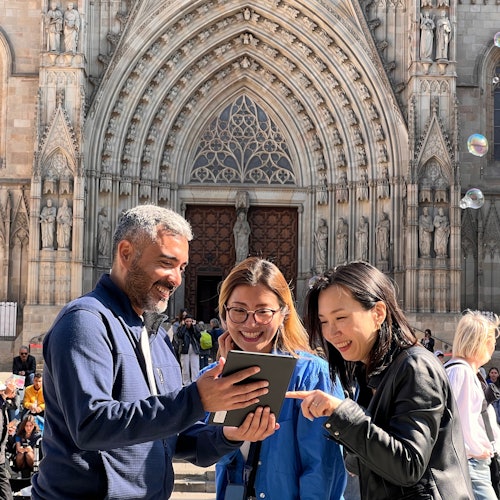 Barcelona: Gothic Quarter Tour with Flamenco Show + Tapas Dinner