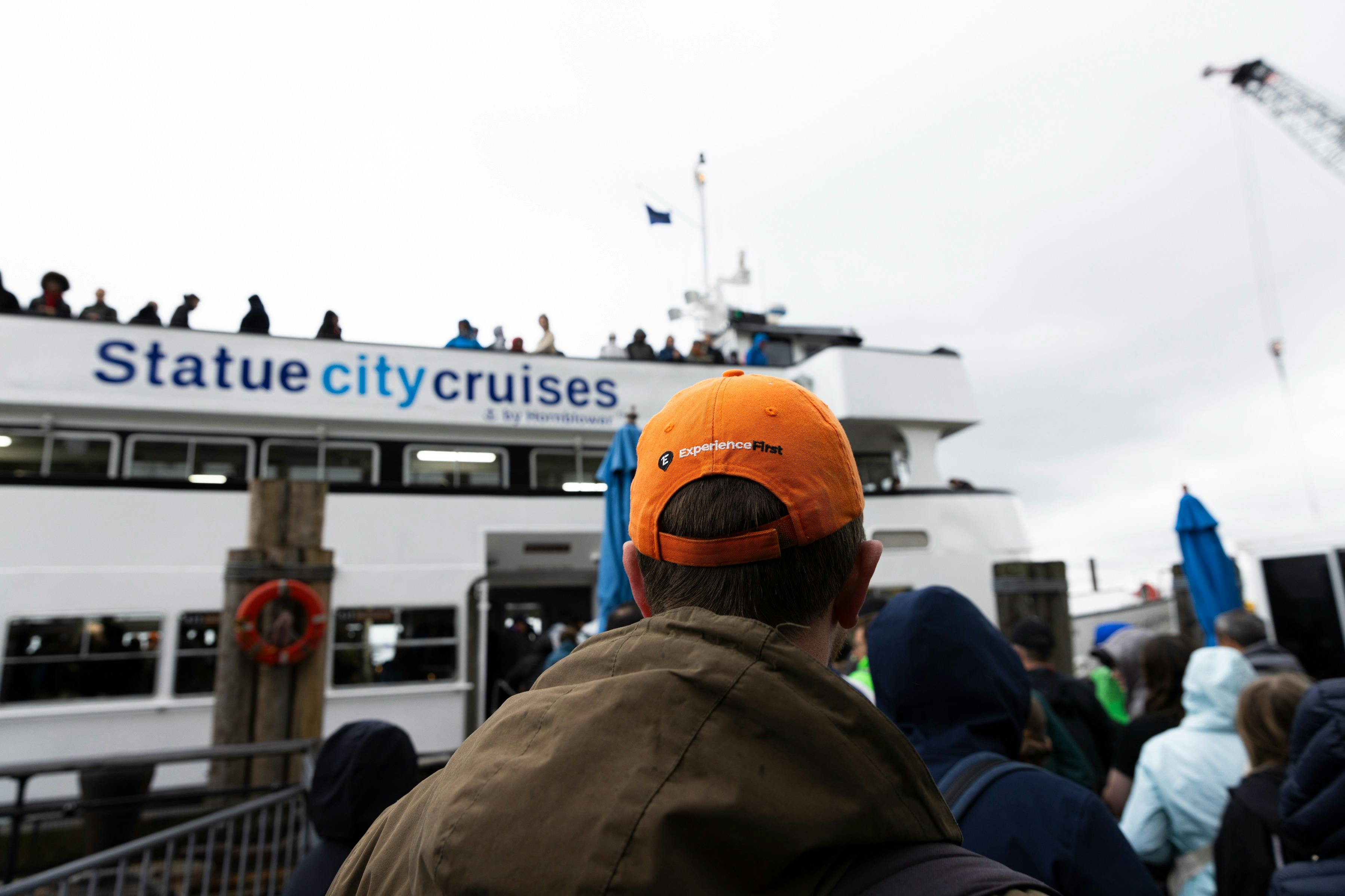 Guide devant l'entrée de la croisière