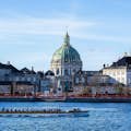 Überdachtes Kanalboot mit Blick auf das Schloss Amalienborg und die Marmorkirche