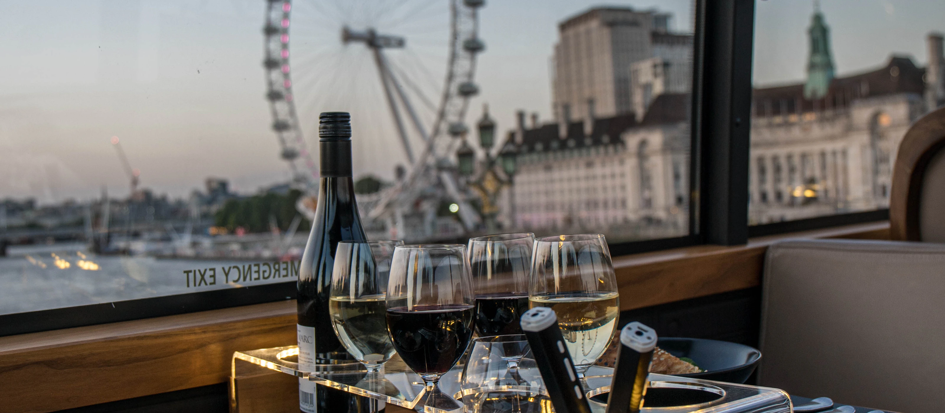 London: 6-Gänge-Abendessen auf einer Panorama-Bustour von Bustronome